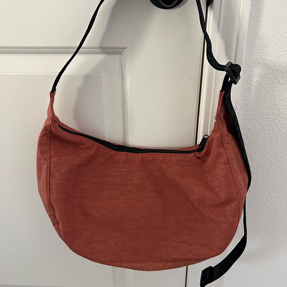 NEW BAGGU Medium Nylon Crescent Bag
Rhubarb